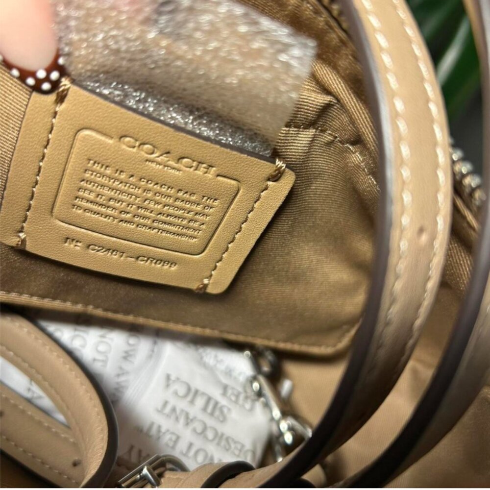Coach Beige Leather Shoulder Bag with Signature 'C' - Picture 5 of 5